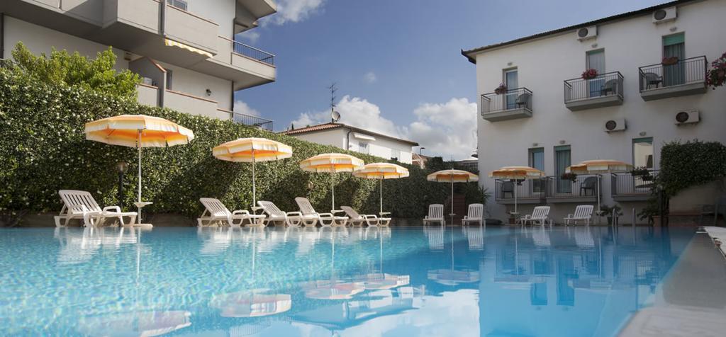 Hotel Rombino フォンテブランダ エクステリア 写真