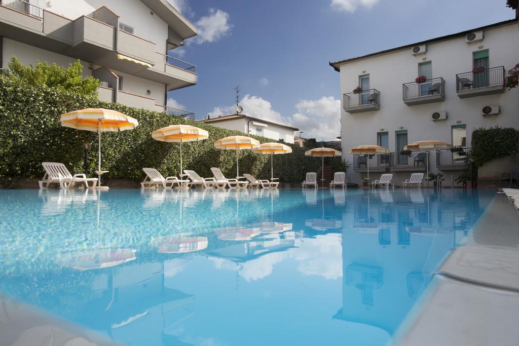 Hotel Rombino フォンテブランダ エクステリア 写真