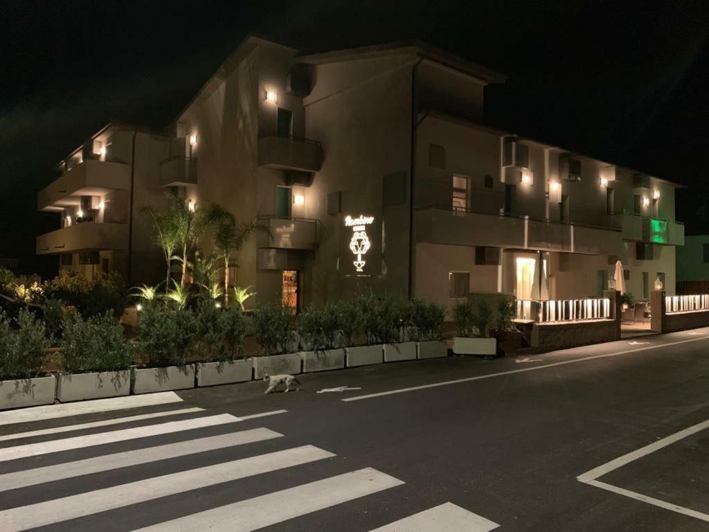 Hotel Rombino フォンテブランダ エクステリア 写真
