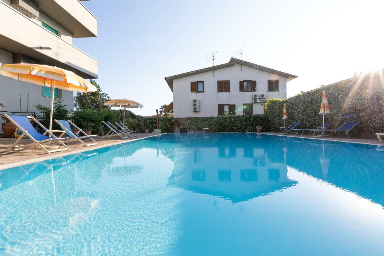 Hotel Rombino フォンテブランダ エクステリア 写真